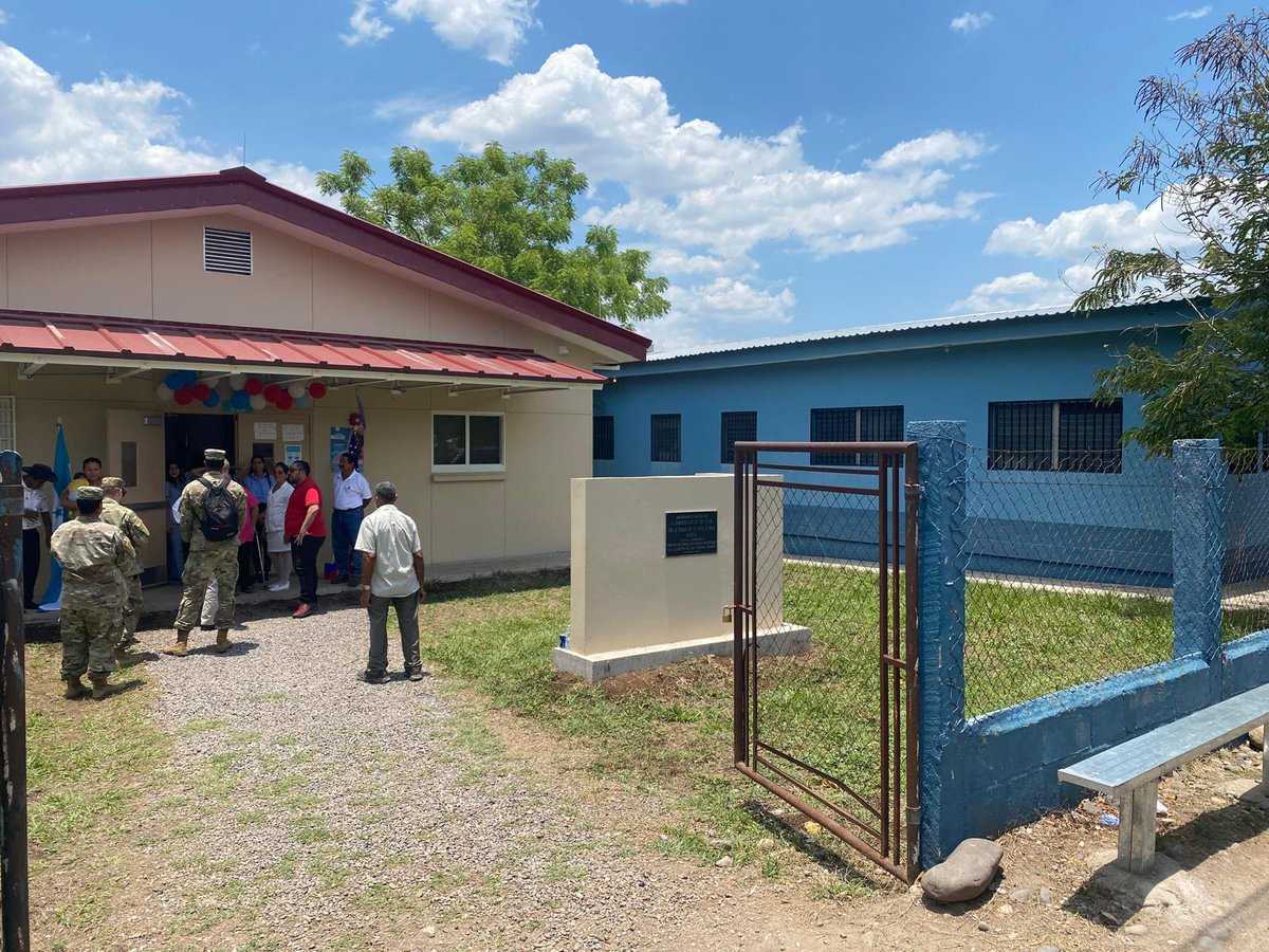 El Encargado de Negocios, Roy Perrin, y militares de @Southcom, junto con autoridades locales, inauguraron clínicas en Iztoca y Pavana, Choluteca, valoradas en Lps. 34.5 millones con el apoyo de @saludgobhn. El Encargado de Negocios agradeció a @SESAL y @Southcom por su esfuerzo…