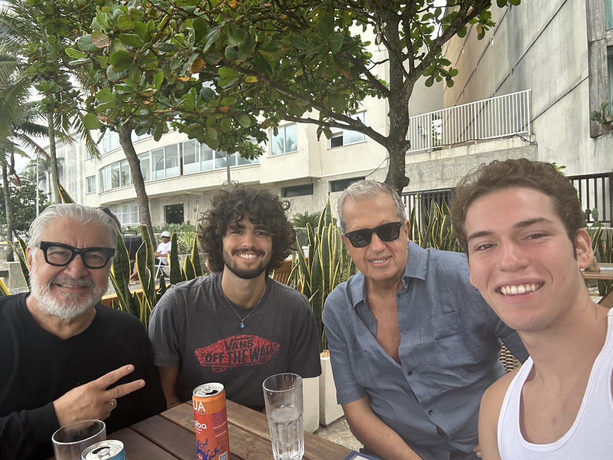 sergiomattos40's tweet image. Mario Testino in Rio … com os pietros #arpoador
