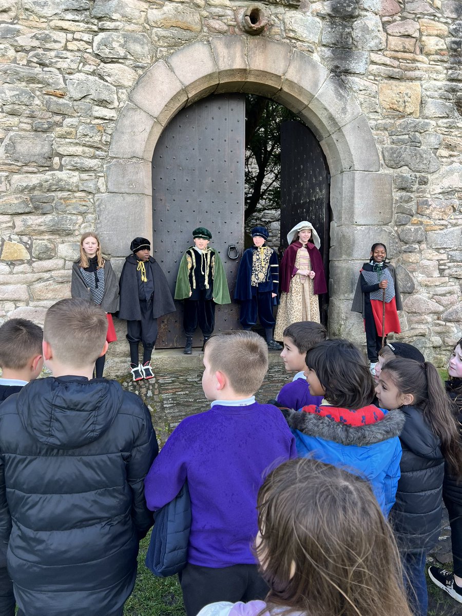 P2b had a wonderful time visiting Craigmillar Castle today. Our fab P6s put on a wonderful tour for us. @MissWhiteCV @welovehistory