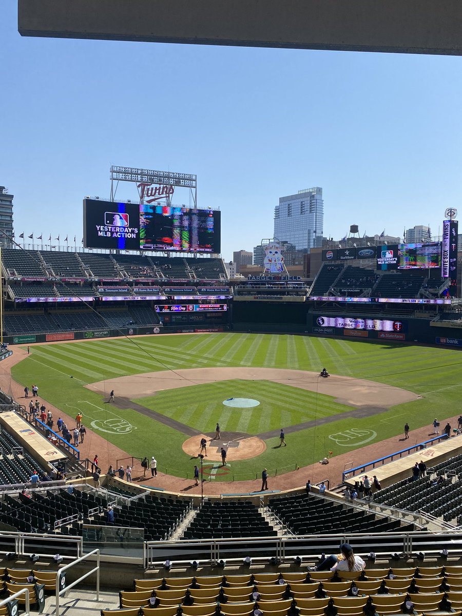 Gorgeous day for a series sweep! 🧹 Twins looking to take all 4 against the White Sox. Pregame lineup card now on @TwinsRadio, first pitch at 12:10.