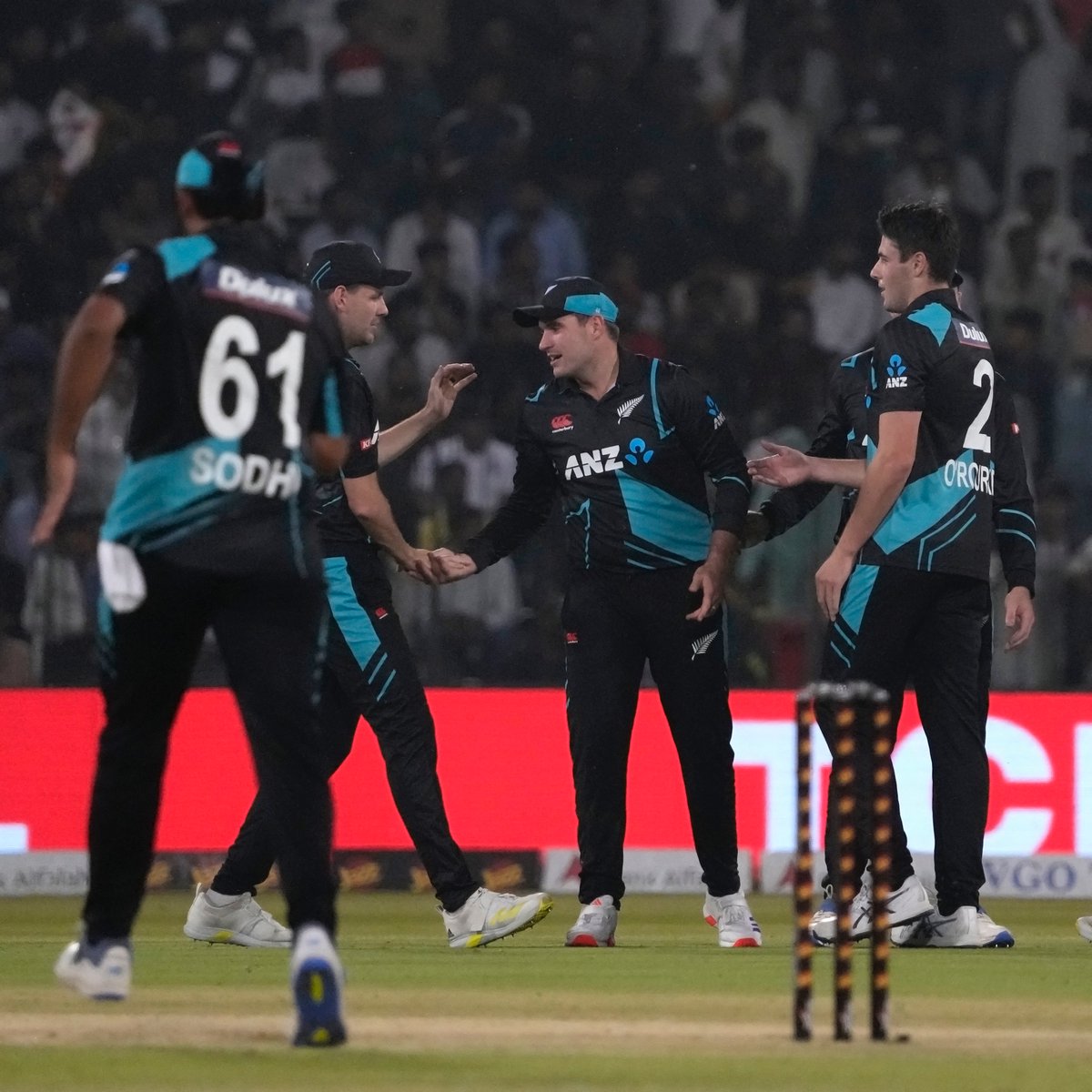 Pakistan lose their top three inside the powerplay 😬 48/3 after six overs - 131 needed from 84 balls to win es.pn/PAKvNZ24-T204 | #PAKvNZ