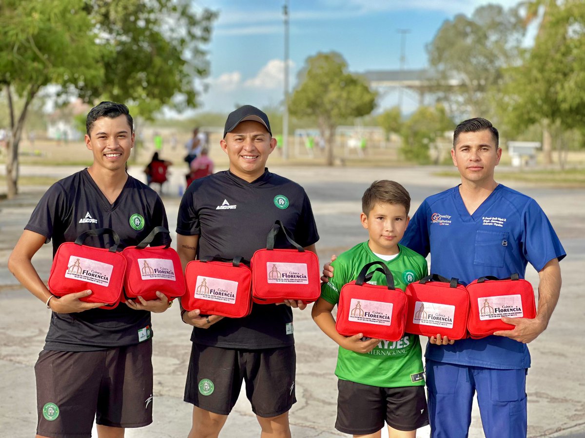 📸 | Agradecemos a Clínica Florencia por su apoyo al brindarnos botiquines médicos para cada una de nuestras categorías que participan en la Copa Santos Peñoles #LaMejorCopaDeMéxico 

⚪️🟢 | #NacimosParaSuperarloTodo #ElFuturoEsAtletico  #LaguneroPrimero