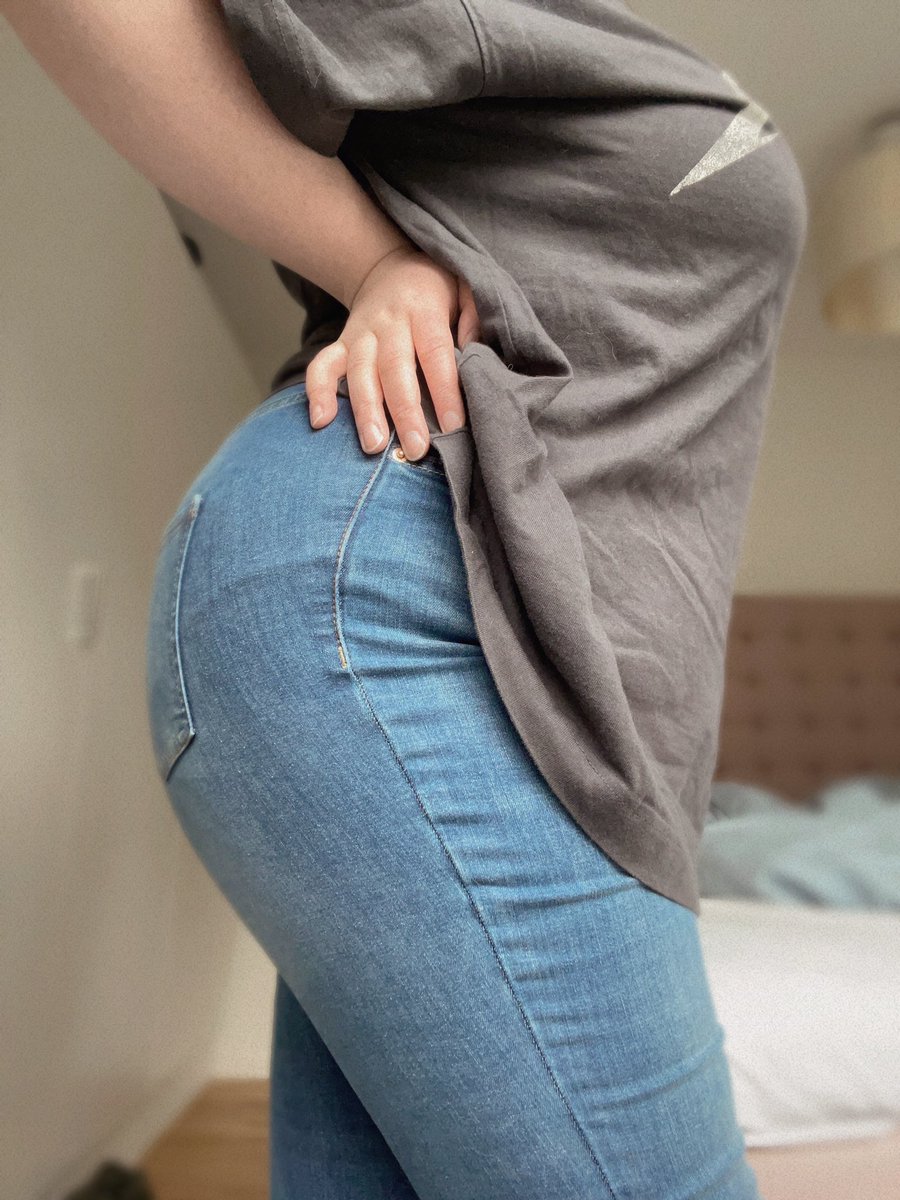 For this thirsty Thursday we can appreciate that I’ve started wearing jeans regularly again!

Hopefully soon the weather will improve and maybe we can appreciate sundresses? 👀