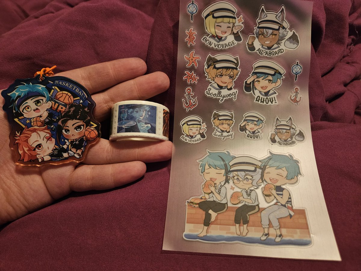 RuenicStarz244's tweet photo. YIPPEE!!! @twstplanner so so glad I at least got some of it before the close <33 the charm has a couple scuffs &amp; Rook has a wrinkle in his face but overall very happy &amp; it's all so fricken cutee!!! (ignore my blanket being used as a background pls 💀) https://t.co/6edjK4iIw2