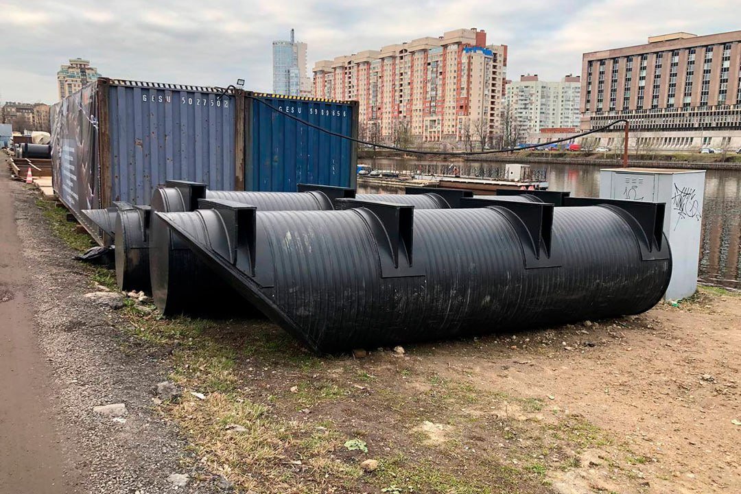 В Петербурге проверяют законность строительства домов на воде. Жителей встревожила информация о строительстве домов на воде, размещенная на строительной бытовке в Галерной гавани. Глава муниципального образования уже обратилась в органы власти с вопросами о законности