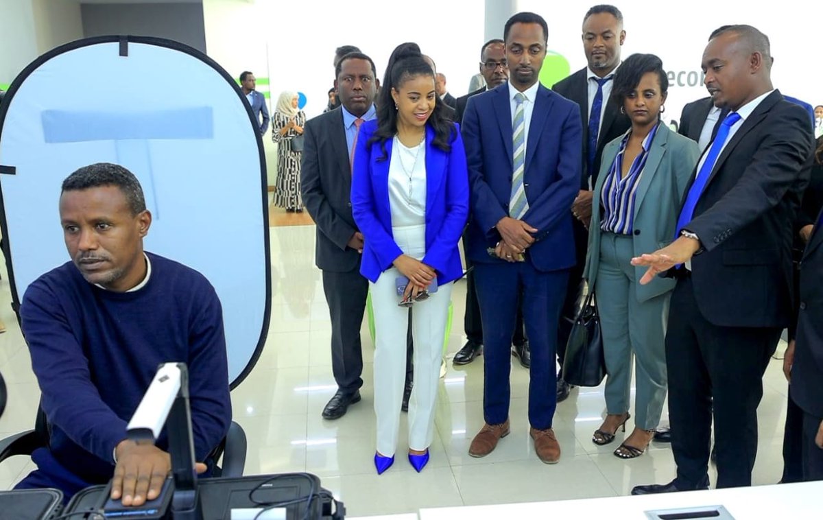 telebirr's tweet photo. የዲጂታል መታወቂያ ምዝገባ በኢትዮ ቴሌኮም አገልግሎት ማዕከላት መጀመሩን ማብሰራችንን ተከትሎ ምዝገባ በተጀመረባቸው ማዕከላት የኩባንያችን ዋና ሥራ አስፈጻሚ እና የብሄራዊ መታወቂያ ፕሮግራም ዋና ዳይሬክተር ተገኝተው አተገባበሩን ተመልክተዋል። https://t.co/5X3n2f8LpK