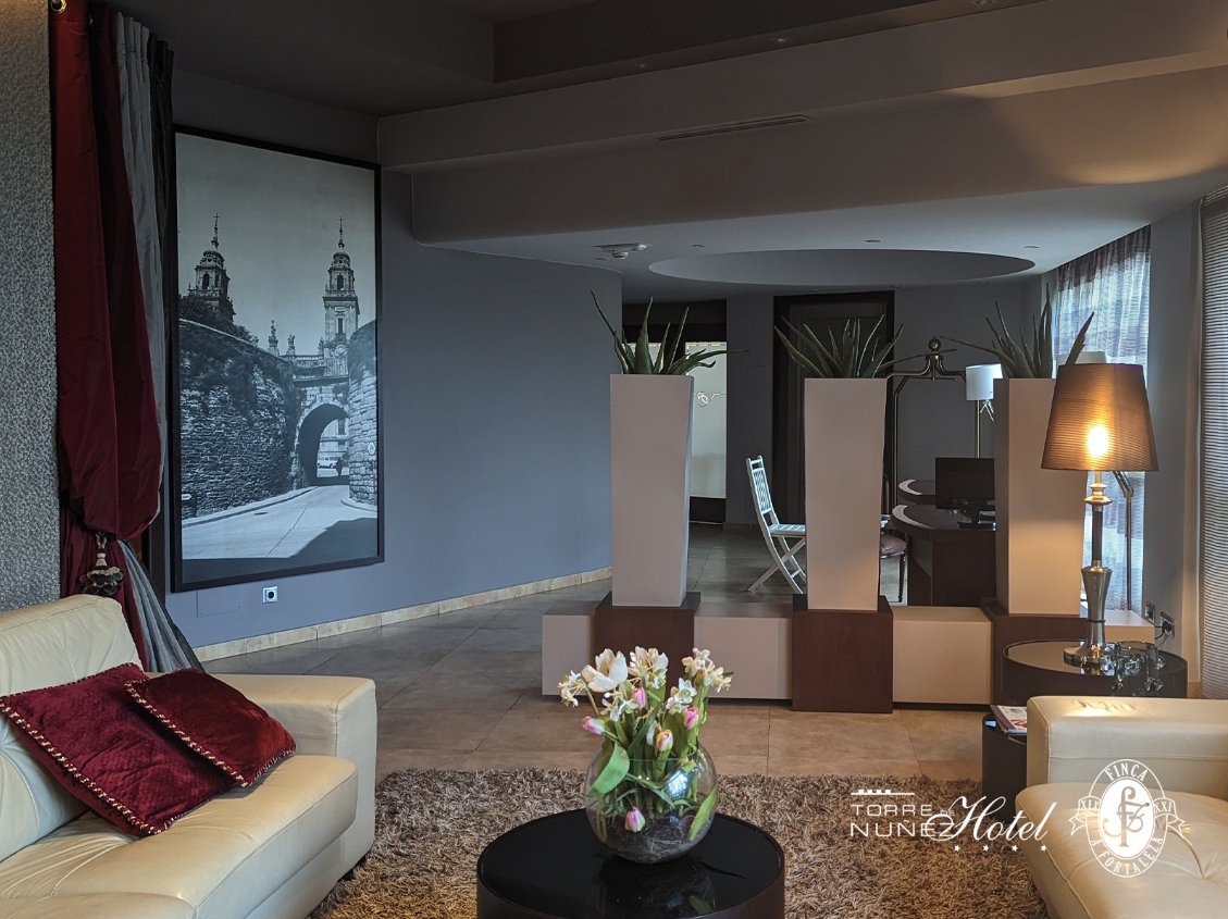 HotelTdN's tweet photo. ¡Bienvenido a nuestra acogedora recepción 𝟮𝟰 𝗵𝗼𝗿𝗮𝘀!🌟 Con cómodos sofás para que te relajes en cualquier momento del día o de la noche ❤️

Además, disponemos de corner-café gratuito ✔️
https://t.co/NibVI4wmkv

#HotelTorreDeNuñez #Hotel #Lugo #HotelTDN #Recepcion #Galicia https://t.co/1D1dCe6e2e