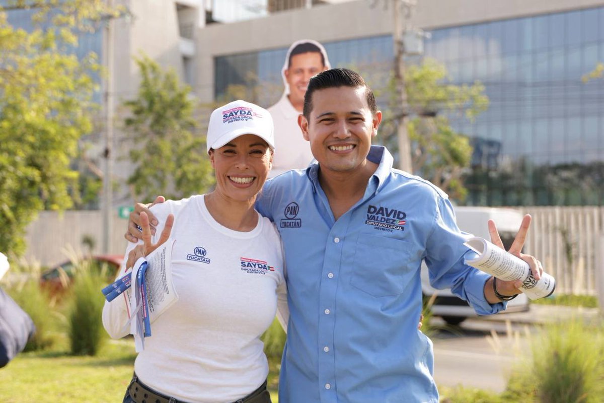 davidvaldezj's tweet photo. Iniciamos el día en equipo con @sayda_melina saludando a las y los vecinos en el crucero de plaza Galerías. 🙌🏻 Gracias a todas y todos✌🏻. 
#UnidosGanaMérida #UnidosGanaElDistrito2 #PAN https://t.co/mK9UBWKXzM