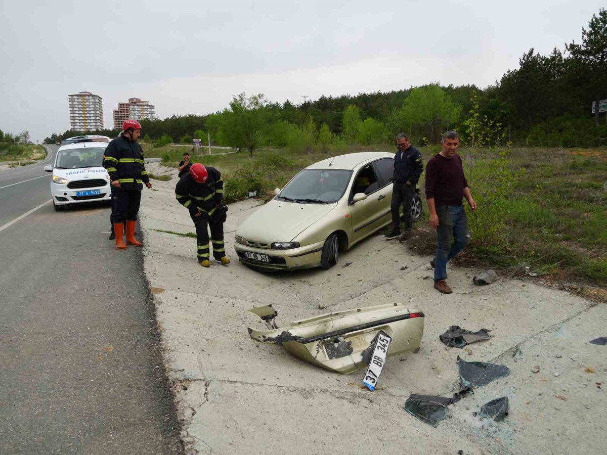 Kastamonuda Trafi̇k Kazası: 1 Yaralı Kastamonu’da otomobili ile yoldan çıkarak ’v’ kanalda durabilen sürücü yaralandı.Kaza, Kastamonu-Daday karayolunda meydana geldi. Edinilen bilgiye göre, E.U. idaresindeki 37 BB 345 plakalı Fiat marka otomobil, sürücüsünün direksiyon hakimi...