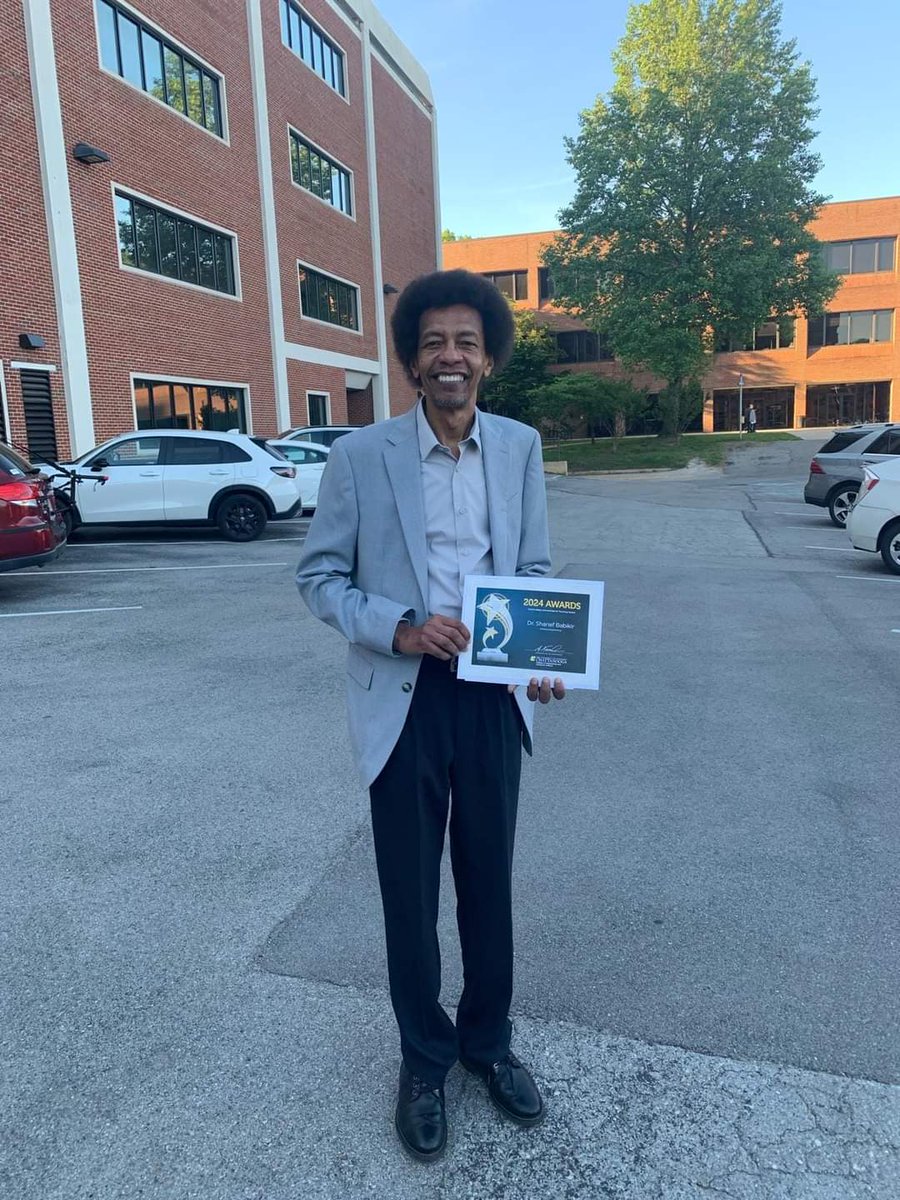 واحدة من اكتر الصور المؤلمة وماقدرت اتخطاها أثناء الحرب ، صورة البروف شريف بابكر  وهو بطلع اخر مخزونهم من الموية في شمبات😔

الليلة شفت الخبر ده واسعدني جدا

توج بروفيسور شريف سنته الاولي بكلية الهندسة وعلوم الكمبيوتر بجامعة تنيسي بجاتانوقا بنيله جائزة افضل تدريس للعام ٢٠٢٣/٢٠٢٤