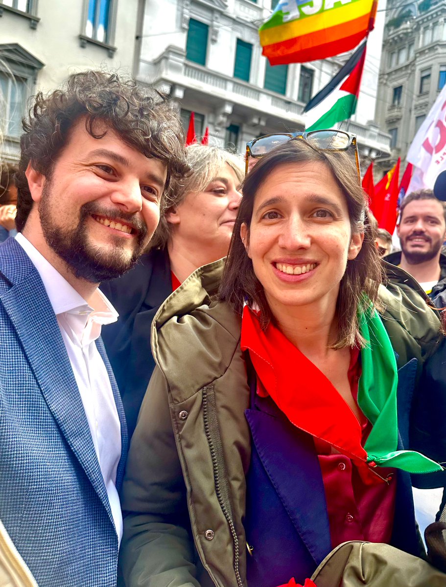 Buon 25 aprile a tutte e tutti dal corteo nazionale a Milano. Un mare di gente, insieme al @pdnetwork e alla nostra segretaria @ellyesse. Mentre a destra c’è chi rinnega l’antifascismo noi lo gridiamo a voce alta. Perché il fascismo non è una “opinione”, è un crimine.