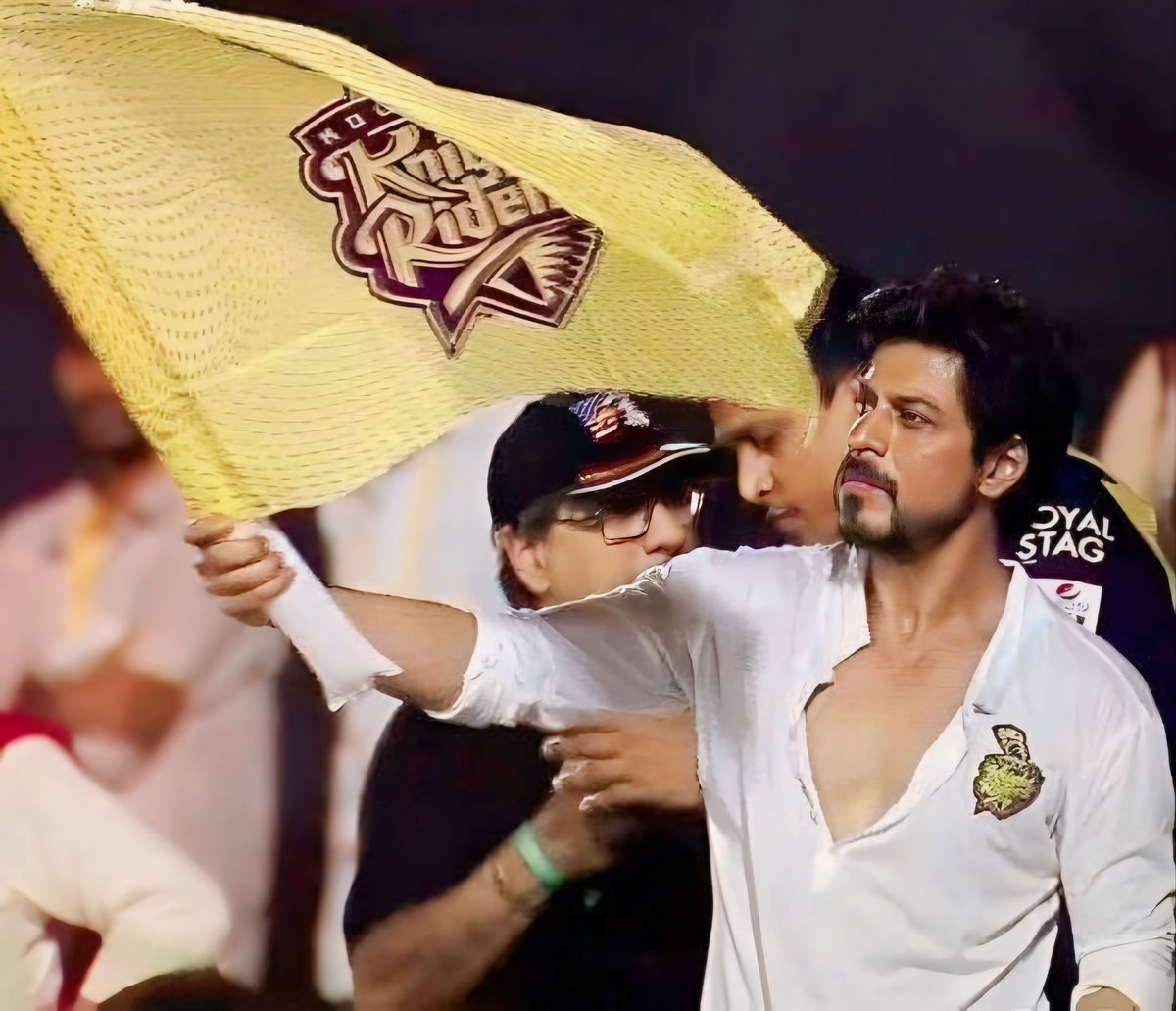 That’s right! We are born ready with the KING to keep that flag flyin’ high tomorrow night at the Eden Gardens 💜😍💛 #shahrukhkhan #SRK #AmiKKR #korbolorbojeetbo #KKRvsKXIP