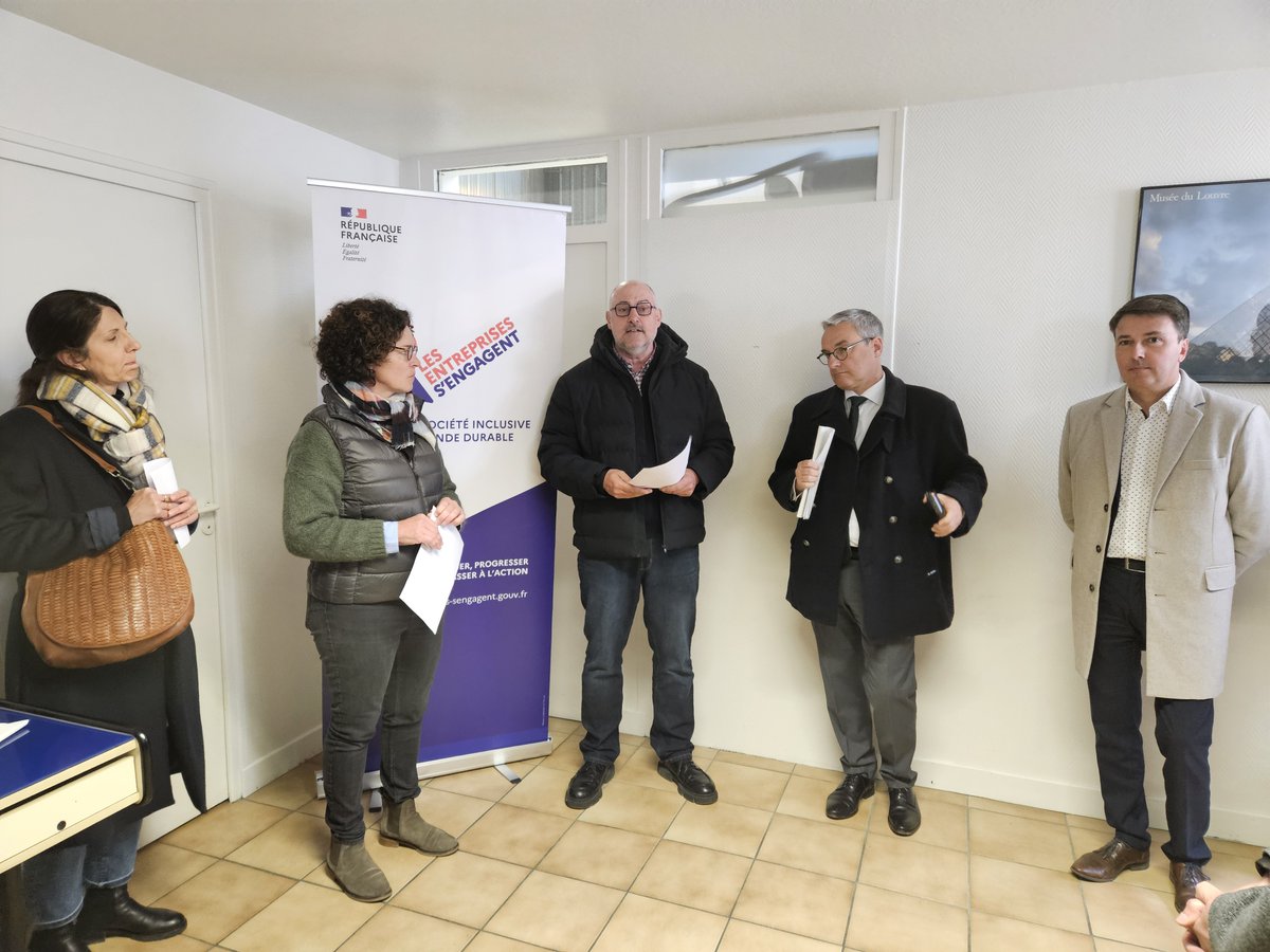 [DES ENTREPRISES ENGAGÉES & UN PROGRAMME D'ACTIONS] ▶ Autour du @Prefet_15 et de la leader, 3️⃣ 0️⃣ entreprises membres de @communauteLESE club du #Cantal se sont réunies pour visiter l'entreprise Eurodécor (miroiterie à #Aurillac), puis échanger sur le programme d'actions