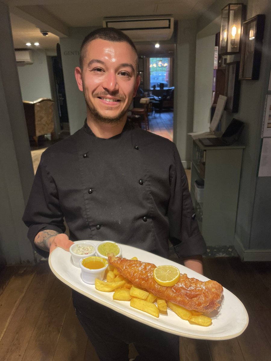 Savor the sublime flavours with our irresistible cider-battered haddock, delicately fried to golden perfection served alongside our triple cooked chips. 😋😋😋

@youngspubs @youngschefs #fishandchips