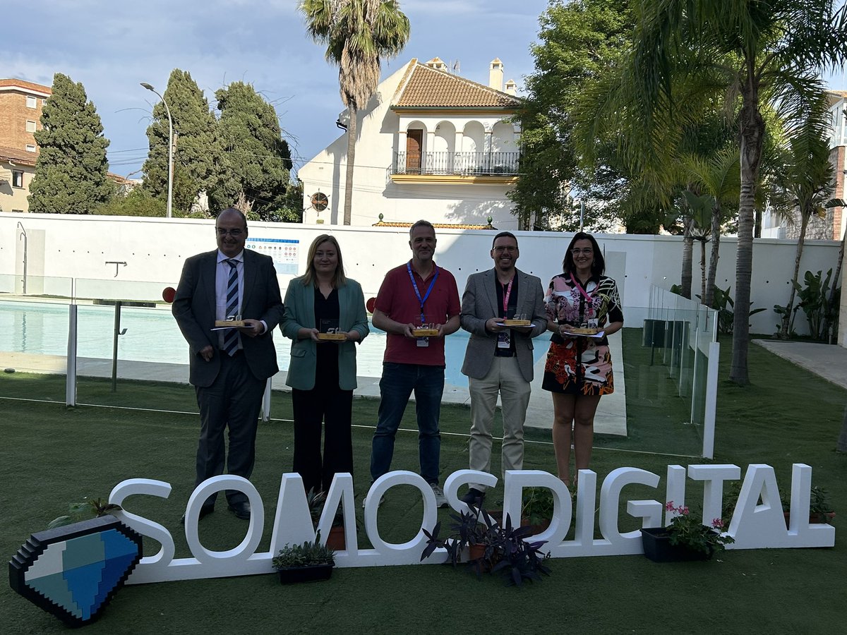Foto de familia con todos los ganadores de los Premios Somos Digital. ¡¡¡Enhorabuena a todos los premiados y galardonados!!! #ciudadanIAdigital