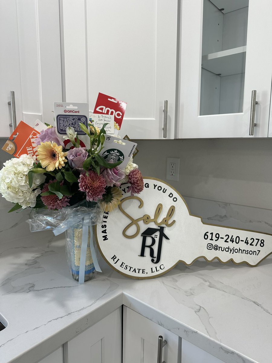 michelleniicole's tweet photo. Homeowners 🤭🏡🔑🤍 https://t.co/oBHQNg1cYY