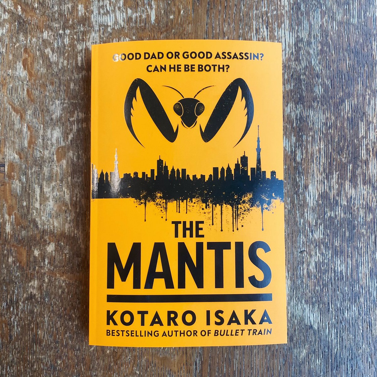 THE MANTIS is out today in paperback! From Kotaro Isaka, the author of Bullet Train, comes a thrilling & funny crime novel, as an assassin tries to have it all — being a good dad and killing it at work (literally). Find out more here: penguin.co.uk/books/453632/t…