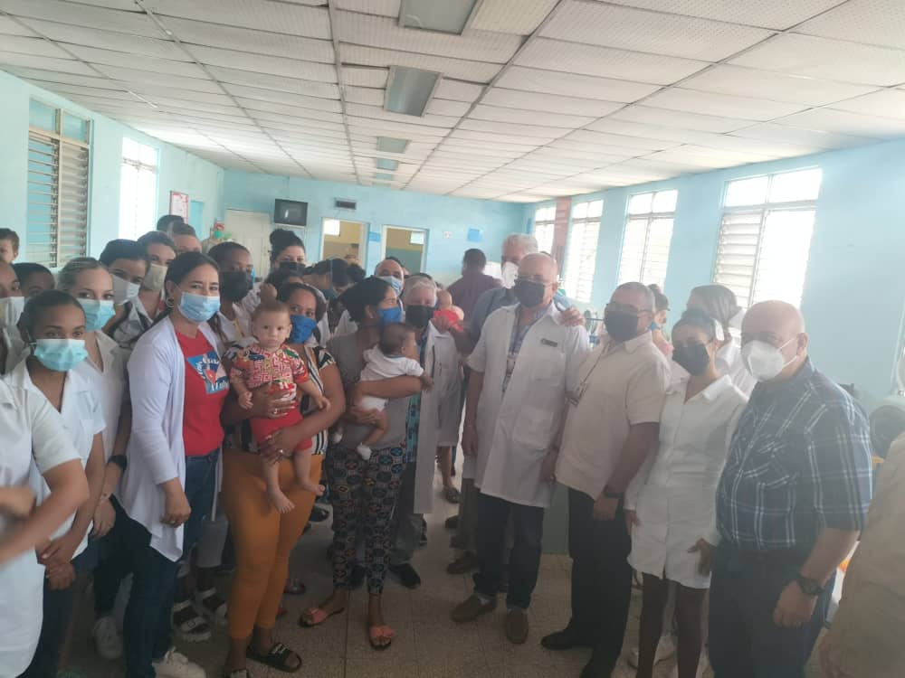 Tras nuestra visita al Hospital Pediátrico del municipio Florida, en #Camagüey, elogiamos la consagración de su personal, que se empeña en brindar una atención de calidad pese a las afectaciones que ocasiona el vil bloqueo. Indagamos por los indicadores de salud. #GenteQueSuma