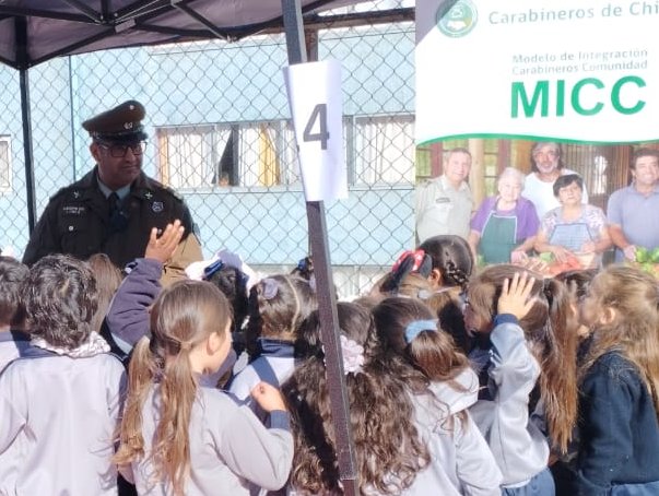 Carabineros de la Of. #MICC #SanAntonio participó de una jornada para la convivencia escolar en el Instituto del Puerto en #Llolleo, contándoles a los escolares sobre prevención del bullying y ciberacoso, así también el Fono Niños para denunciar hechos que afecte su integridad.