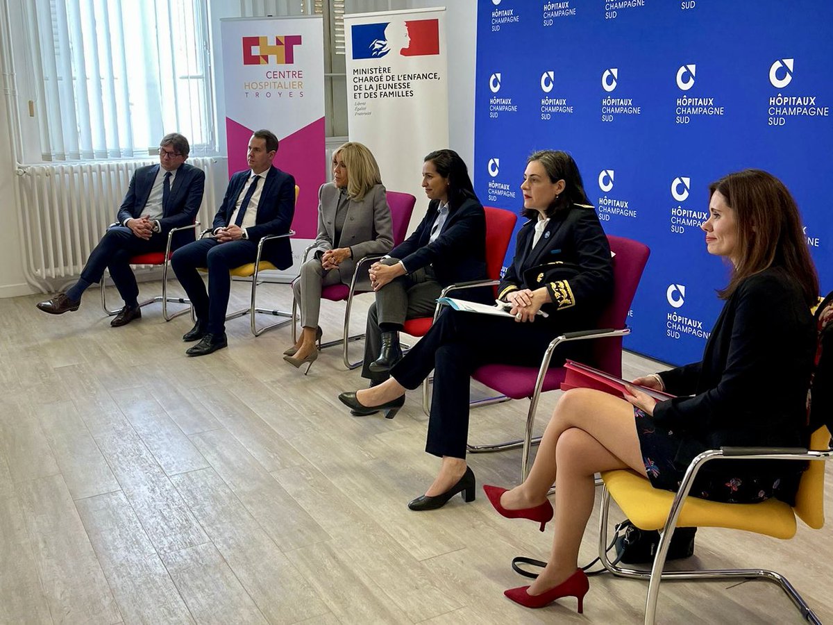 🙏 à la Première Dame Brigitte Macron et la Ministre @Sarahelhairy d’être venues inaugurer l’unité pédiatrique « enfance en danger » à l’hôpital Simone Veil de Troyes. Aux côtés des professionnels de terrain, le @AubeDepartement s’engage pour la protection de l’enfance. ✊