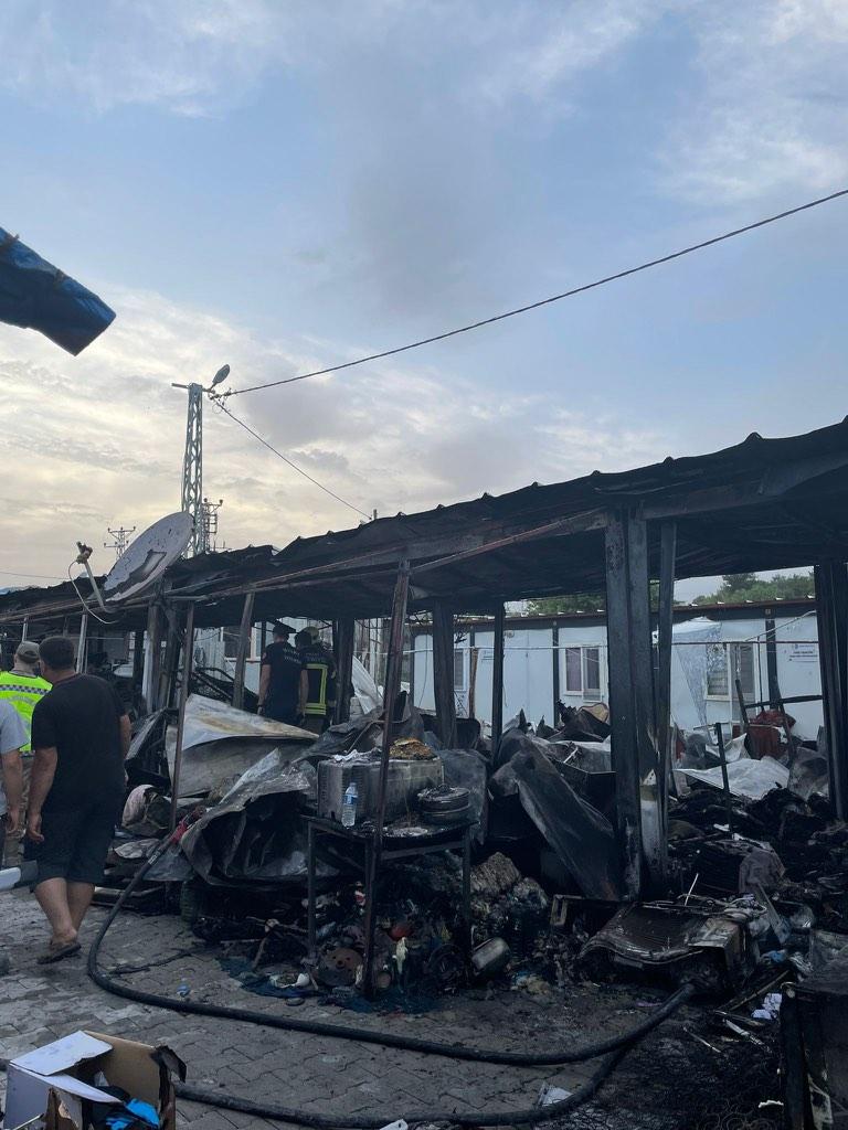 Antakya Kisecik Yolu üzerinde bulunan Aso Konteyner Kentinde bir konteynerde çıkan yangın itfaiye ekipleri ve çevredeki vatandaşlar tarafından söndürüldü. Olayda herhangi bir yaralanma yaşanmazken, 4 konteyner yangından zarar gördü. #hatay #antakya