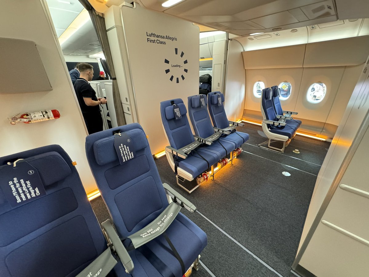 flight_report's tweet image. Fun fact, the new First Class is not fully ready yet and will only be installed in the second quarter of this year, in the meantime, some Y seats occupy the first row.

Also shown at the event, a mockup of the new First Class dual middle seat.

#PaxEx #LufthansaAllegris