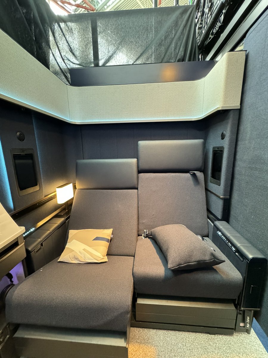 flight_report's tweet image. Fun fact, the new First Class is not fully ready yet and will only be installed in the second quarter of this year, in the meantime, some Y seats occupy the first row.

Also shown at the event, a mockup of the new First Class dual middle seat.

#PaxEx #LufthansaAllegris