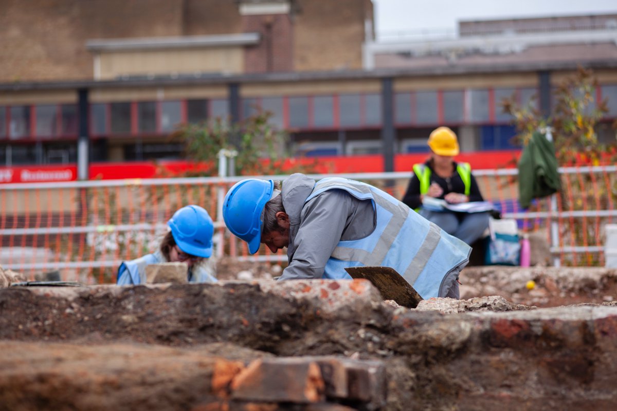 Ticket alert! We’ve released more open-days & opportunities to dig at #SheffieldCastle dig this May. Alice, who dug with us this week, said: I'm going to be able to say to people in years to come ‘I stood on those ruins, on those stones’ wessexarch.co.uk/events @SheffCouncil