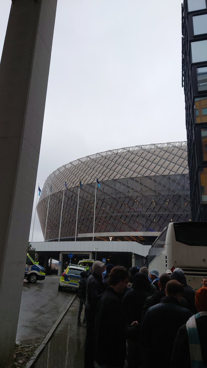 Alltså. Varför, i stort sett varje bortamatch mot Dif, ovärdigt insläpp, underdimensionerad inpassering och behöva köa på gatan? 9 minuter före matchstart och minst hälften av supportrarna inte insläppa. <a href="/Malmo_FF/">Malmö FF</a>
