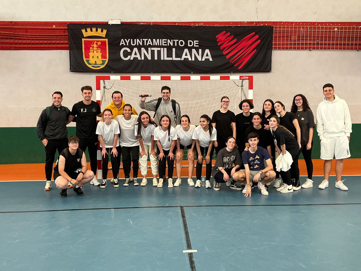 iescantillana's tweet photo. Dentro de la Semana Cultural,desde  Educación Física e Historia se ha realizado la actividad “Cien años de fútbol femenino en España:educación,cultura y deporte”con alumnos de 2º Bach,recordando los orígenes del fútbol femenino en España y la lucha por la igualdad en este deporte https://t.co/9nDJNd4lgo