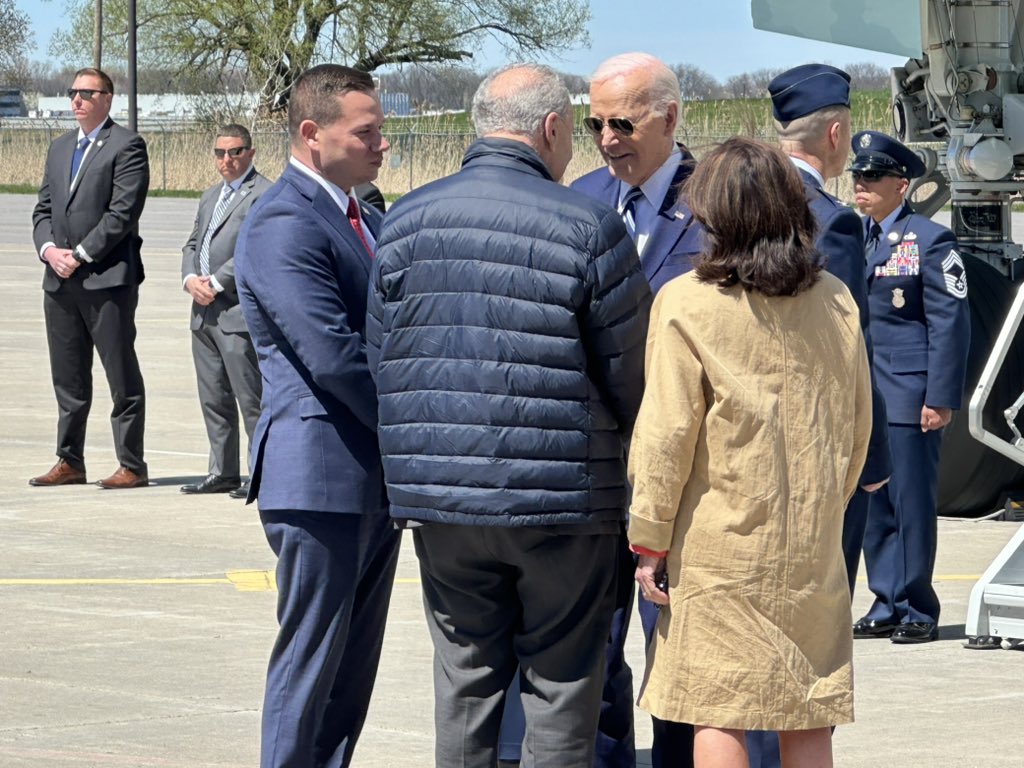 NOW: In the shadow of Air Force One, @POTUS is greeted in Syracuse by @GovKathyHochul, @SenSchumer and @CEJRyanMcMahon.