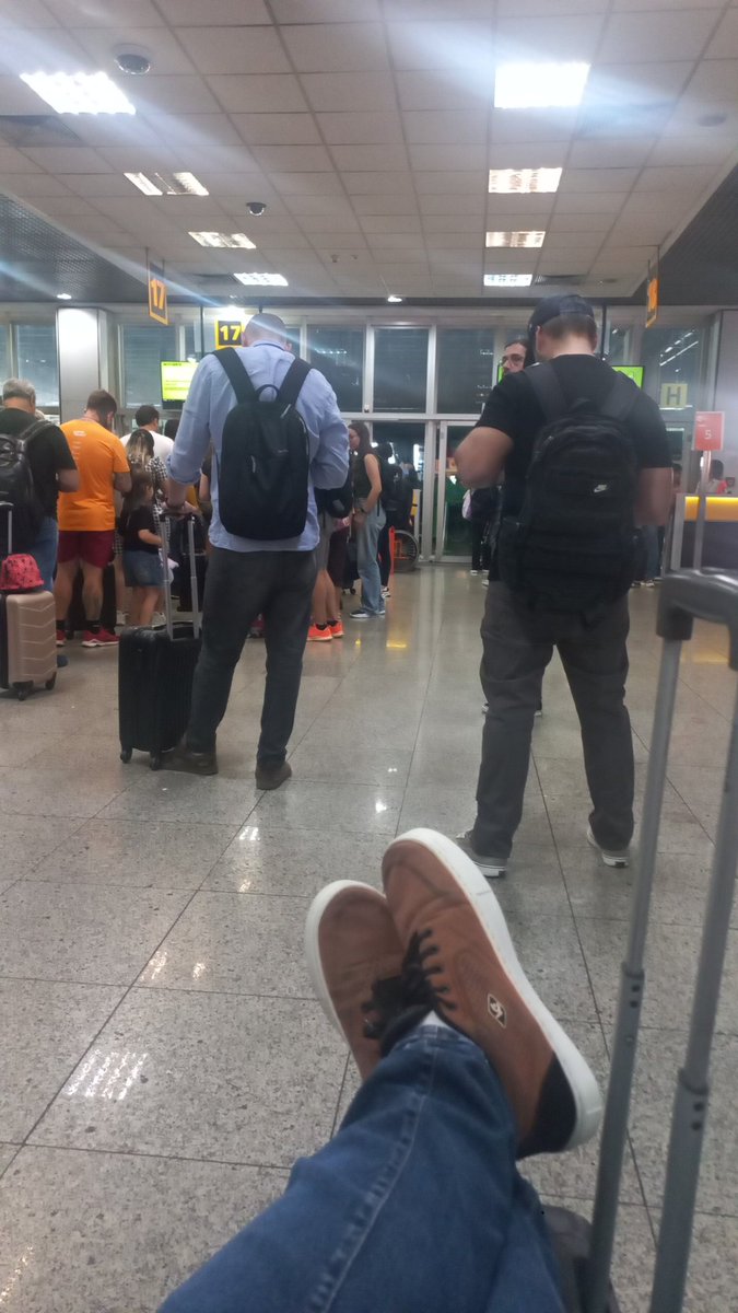ofellipecamargo's tweet image. Já já embarcando a Florianópolis.. #deolhonopeixe