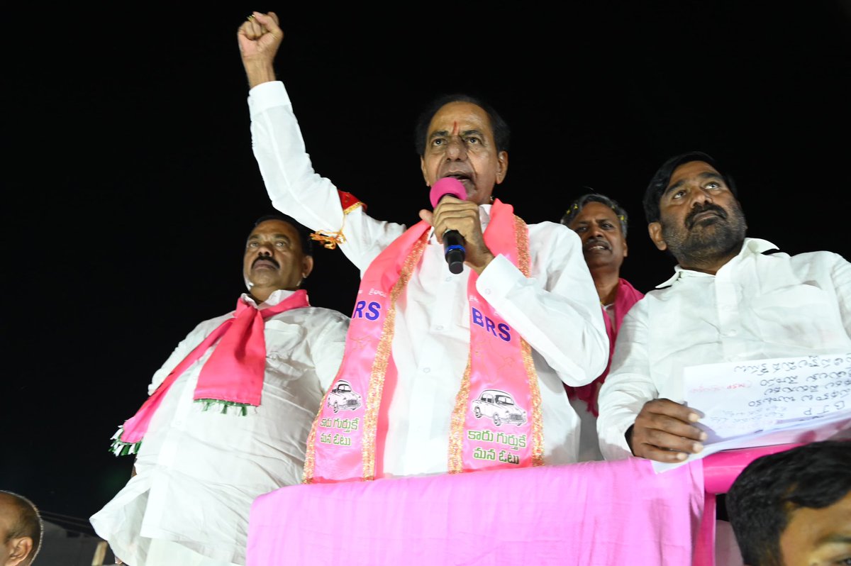 BRSparty's tweet photo. భువనగిరి బీఆర్‌ఎస్‌ ఎంపీ అభ్యర్థి ‌ @KyamaMalleshBRS కు మద్దతుగా నిర్వహించిన రోడ్ షో లో పాల్గొని ప్రసంగించిన బీఆర్ఎస్ అధినేత కేసీఆర్.

కాంగ్రెస్‌ మెడలు వంచాలంటే బీఆర్‌ఎస్‌ గెలవాలి..

��నేను ఒక్కటే చెబుతున్నా. ఇవాళ రైతుల గుండెల్లో, తెలంగాణ ప్రజల గుండెల్లో కనిపించేది కేసీఆర్‌. కేసీఆర్‌ గుండె చీలిస్తే కనిపించేది తెలంగాణ. నా ప్రాణం ఉన్నంత వరకు, భగవంతుడు నాకు శక్తి ఇచ్చినంత వరకు ఇక్కడ రైతులకు గానీ, ఎవరికైనా గానీ మోసం జరిగితే.. అన్యాయం జరిగితే నిద్రపోను. భూమి ఆకాశం ఒకటి చేసి పిడుగులుపడ్డంత పోరాటం చేస్తా. ఈ దొంగ హామీలు ఇచ్చి ప్రజలను బురిడీ కొట్టించింది. 

చల్లగా ముందు���ుపోతున్న రాష్ట్రాన్ని ఆగం చేసిన ఈ కాంగ్రెస్‌ మెడలు వంచి.. ఇచ్చిన వాగ్ధానాలు అమలు చేయించాలంటే ఈ పార్లమెంట్‌ ఎన్నికల్లో బీఆర్‌ఎస్‌ ఖచ్చితంగా గెలవాలి. 

మీ అందరినీ కోరుతున్నా. కార్యకర్తలు, నాయకులు అందరూ క్యామ మల్లేశ్‌ను బ్రహ్మాండమైన మెజారిటీతో గెలిపించాలి. ఈ రోజు చూపించిన ఉత్సాహాన్ని ఏడు నియోజకవర్గాల్లో మే 13వ తేదీ వరకు చూపించి.. కారు గుర్తుకు ఓటేసి క్యామ మల్లేశ్‌ను భారీ మెజారీటీతో గెలిపించాలి అని కేసీఆర్ అన్నారు.

#VoteForCar #KCRBusYatra