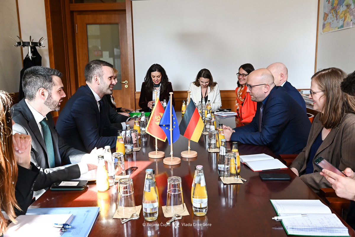 Na sastanku sa izaslanikom Njemačke za ZB <a href="/ManuelSarrazin/">Manuel Sarrazin</a> konstatovali smo da je borba protiv pranja novca i reforma policije prilika za blisku saradnju Crne Gore i Njemačke 🇲🇪🤝🇩🇪