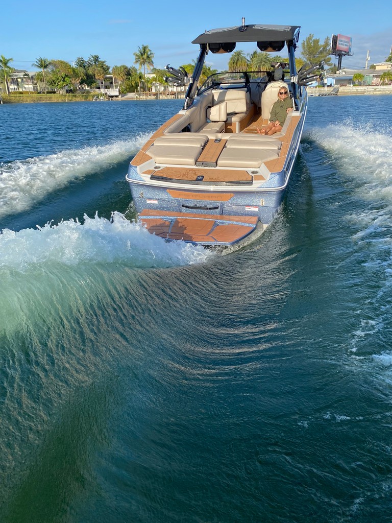 CenturionBoats's tweet photo. POV you are wake surfing behind a Centurion and this is your view๐
#centurionboats #wakeboat #surfboat #surf #wake #centurion #boats #wakesurf #wakesurfing https://t.co/brjPFS0Qqs