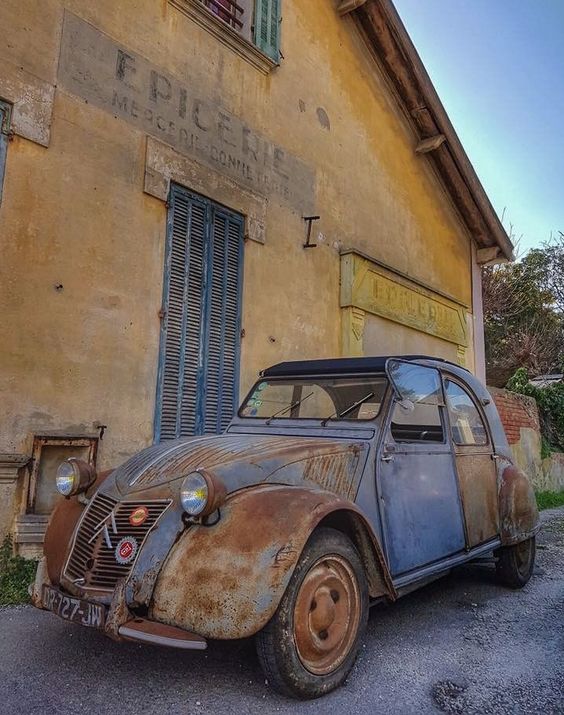 DrivinginFrance's tweet photo. One careful owner. #DrivinginFrance #France https://t.co/ZuKvS3sCg1