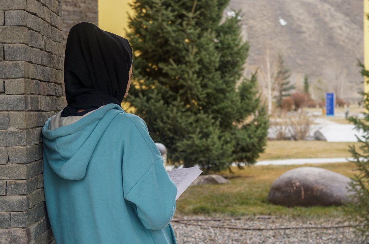En este Día de las #NiñasEnTIC, conoce la historia de Hasina quien, pese a los desafíos, sigue su pasión por las tecnologías de la información. ¿Su visión? Mejorar la atención médica y la educación en el Afganistán. 🖥️ go.undp.org/ZZD 🤝 #UNDPEUpartnership20