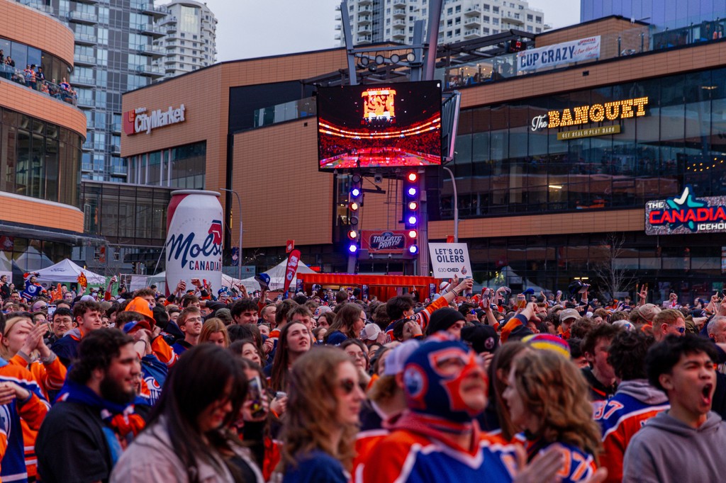 🧡💙 #OilCountry was in full force last night in #IceDistrict. We'll see you again tomorrow for Game 3️⃣, the @FordCanada Tailgate Party, @Scotiabank Fan Park & @Molson_Canadian Hockey House will all be open!