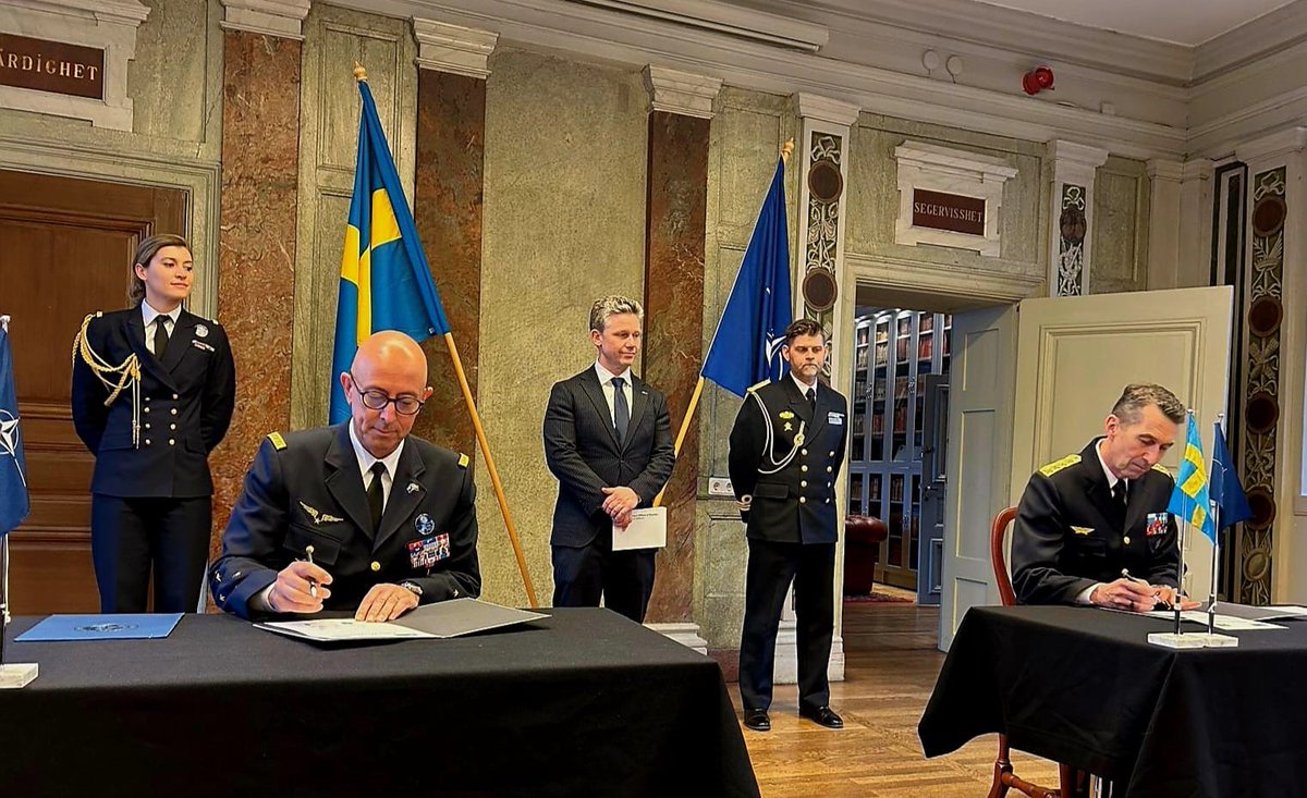 The formal military integration of #Sweden🇸🇪 into @NATO is now completed! @NATO_SACT Gen. Lavigne & 🇸🇪 Chief of Defence Gen. Bydèn signed the joint declaration completing Swedish military integration phase. #WeAreNATO