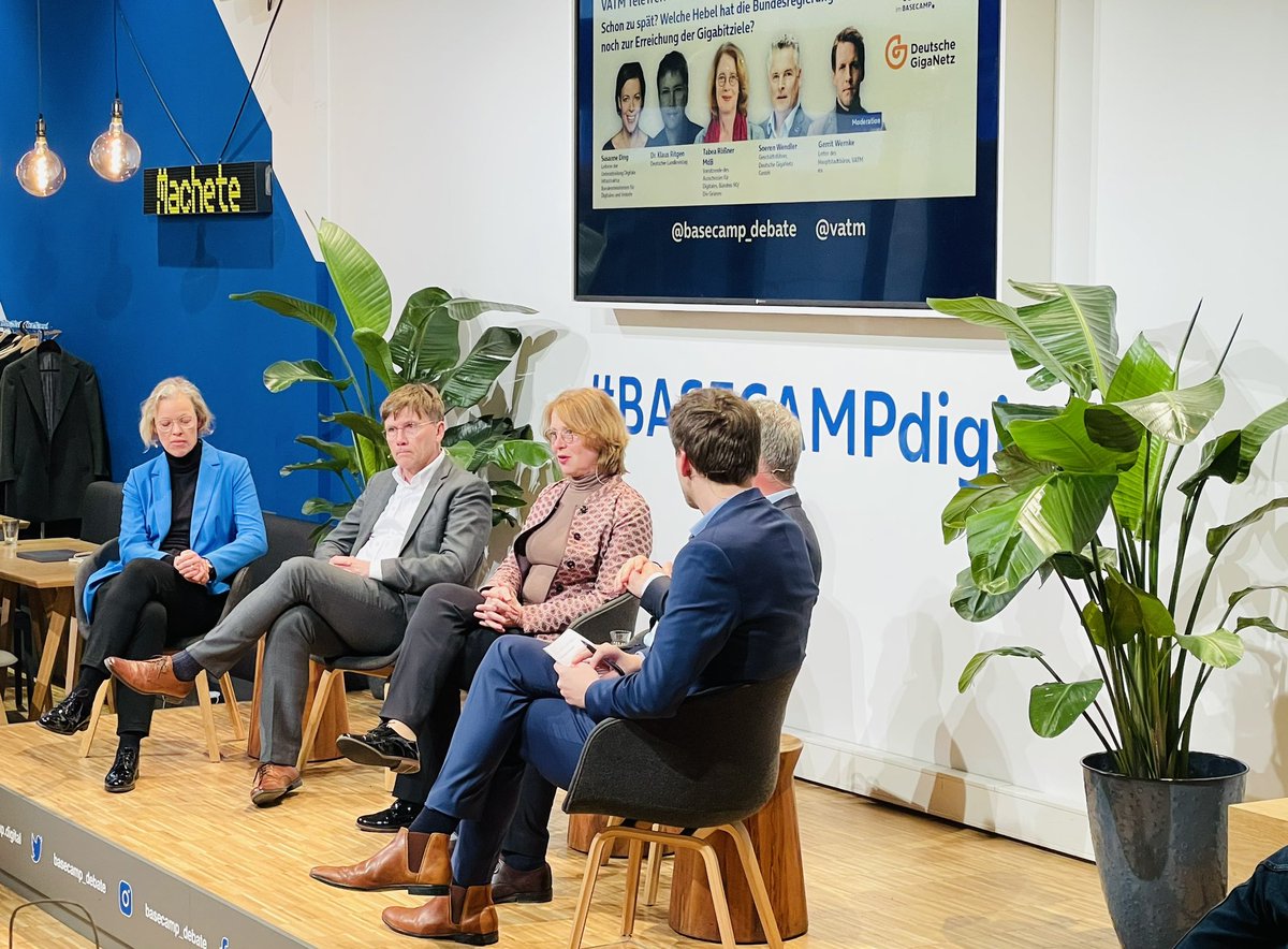 P_Groeschel's tweet photo. Der @vatmDE Teletreff ist das zentrale Format zu Themen der Telekommunikationspolitik. Heute diskutieren @TabeaRoessner, Susanne Ding @bmdv, Klaus Rittgen @DLTonline und Soeren Wendler (Deutsche Giganetz), moderiert von @WeGerrit, über Beschleunigung für den Netzausbau. https://t.co/OKWRAEpYn7