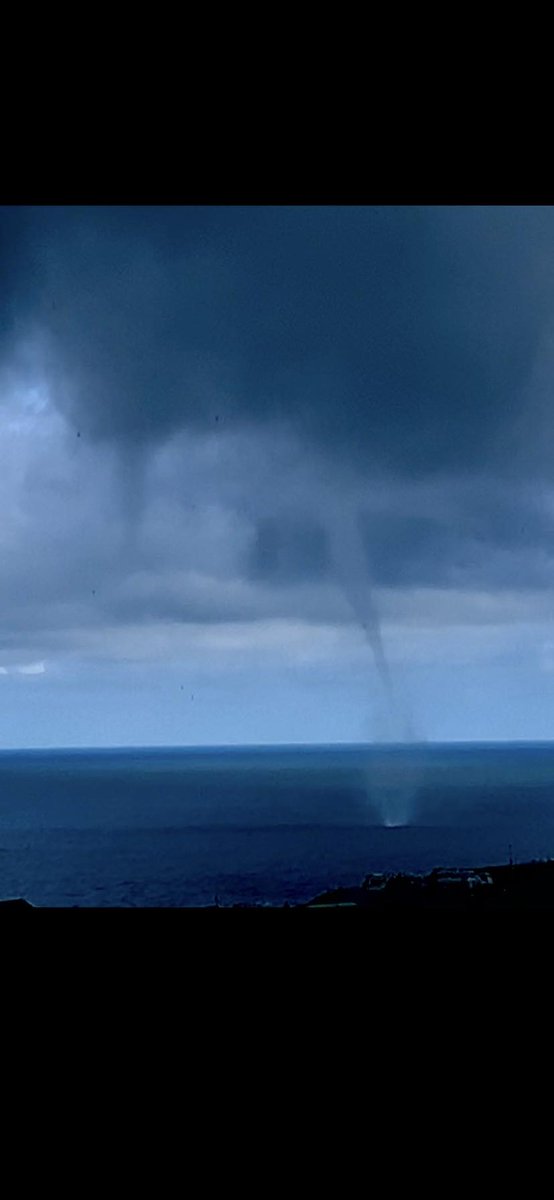 Twins waterspout this morning over Trethevy.

@AnthonyStorms7 @DundeeSat @BlackCountryWX @eifelcowboy
@itvnews @BBCCornwall @RewindCornwall @HeartCornwall @radionewquay @BBCSpotlight @HitsCornwall