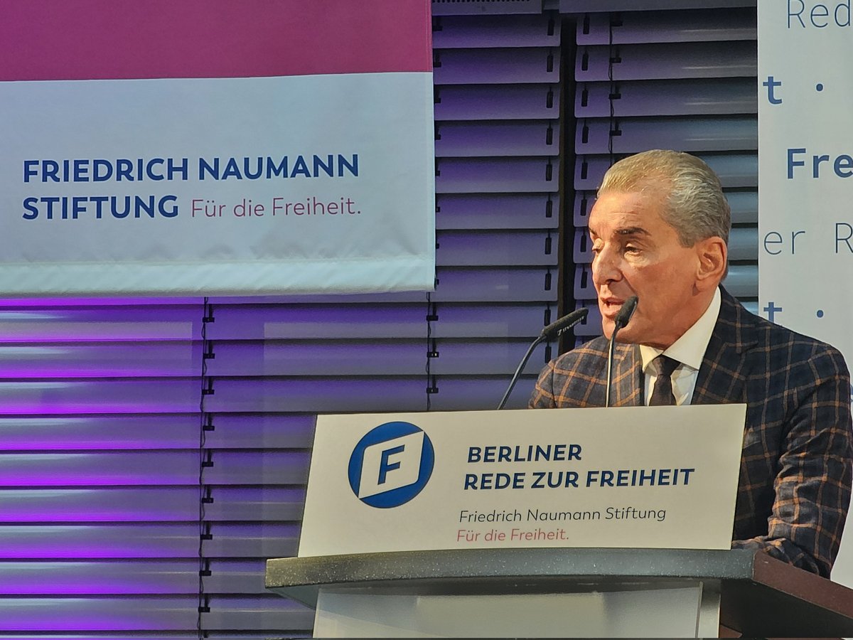 'Jeder, der fragt, was man denn machen könne, tritt das Angebot der #Demokratie mit Füßen. Wir leben in einem freien Land! Jeder kann was tun', appelliert Michel Friedman in seiner #RedeZurFreiheit. #RzF2024 #Freiheit