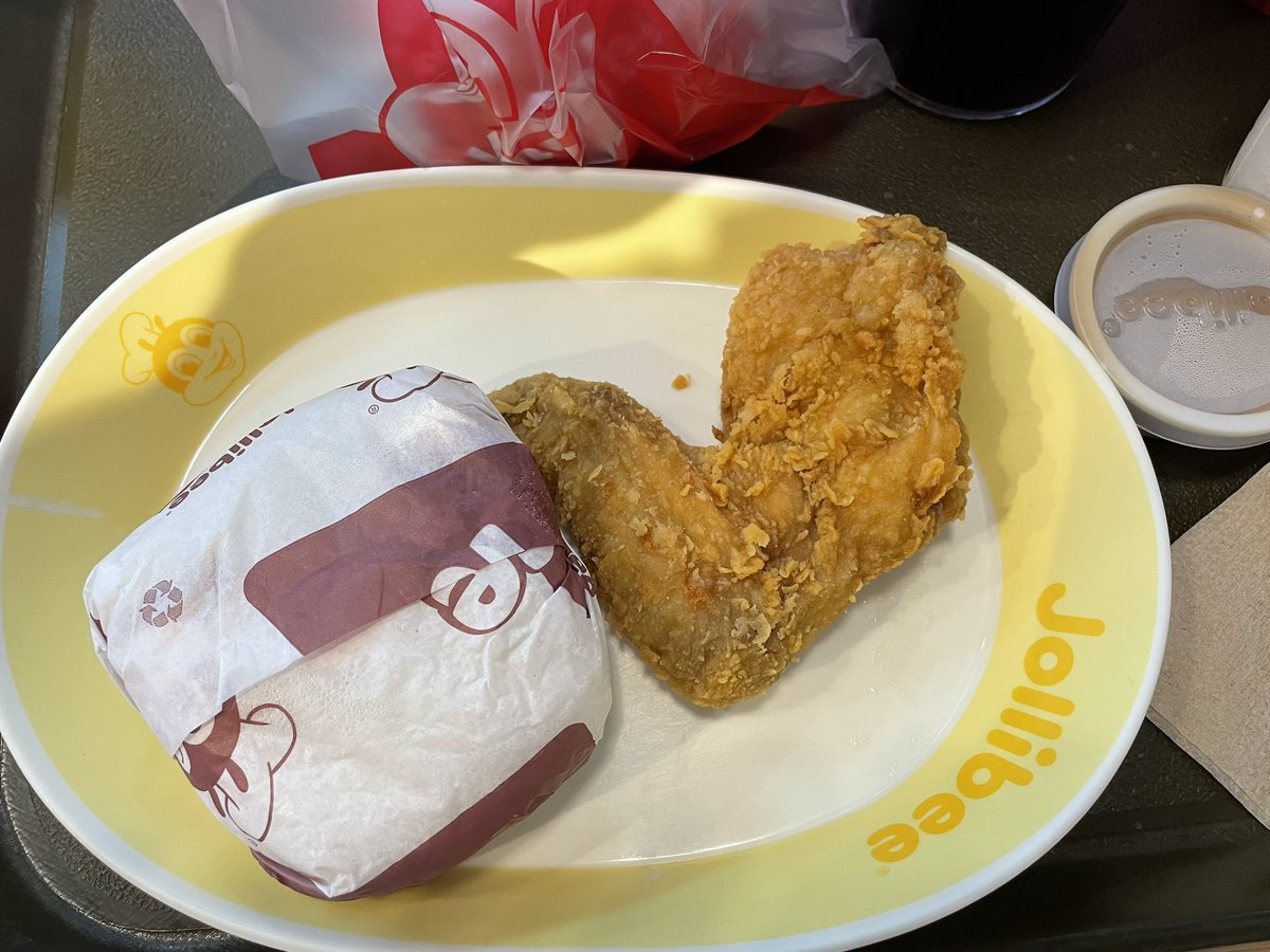 therealjhayehm's tweet photo. Haaay parang chicken nalang talaga sa tabi tabi 😭 @Jollibee 

#bidaangsayanomore https://t.co/PifCOfHCww