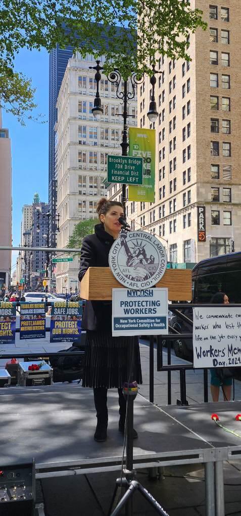 Honored to join @CentralLaborNYC @RWDSU @NYCOSH @CnDelarosa to remember workers who have lost their lives on the job. In 2022, there were 83 fatal work-related injuries in NYC. We must ensure workers are protected and kept safe!