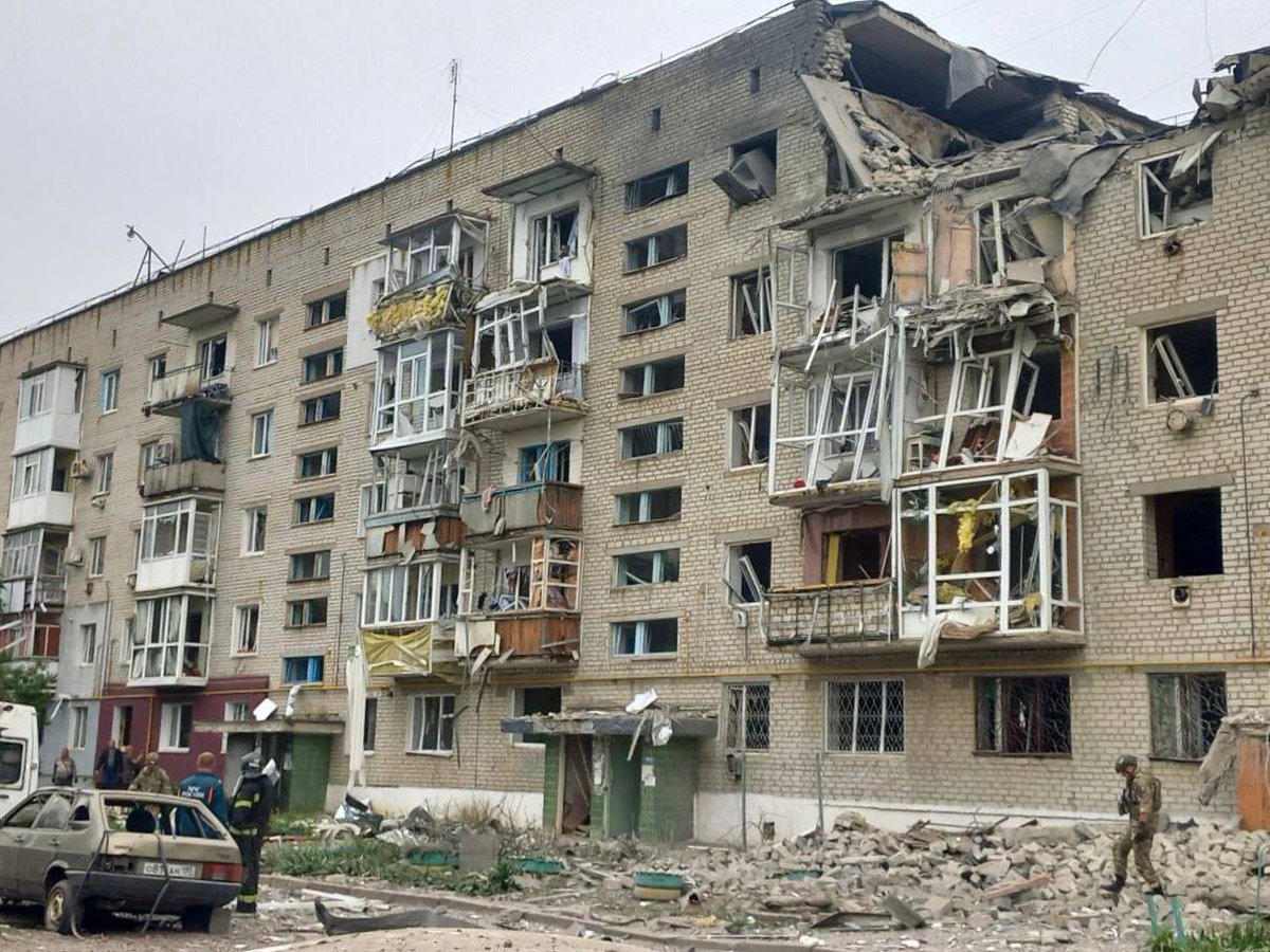 Последствия обстрела Токмака в Запорожской области По данным губернатора Балицкого, пострадали не менее трех человек.