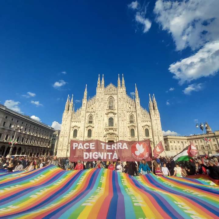 '...Tutto il male avevamo di fronte, tutto il bene avevamo nel cuore, a vent'anni la vita e` oltre il ponte, oltre il fuoco comincia l'amore' #25aprile_e_antifascista #milano