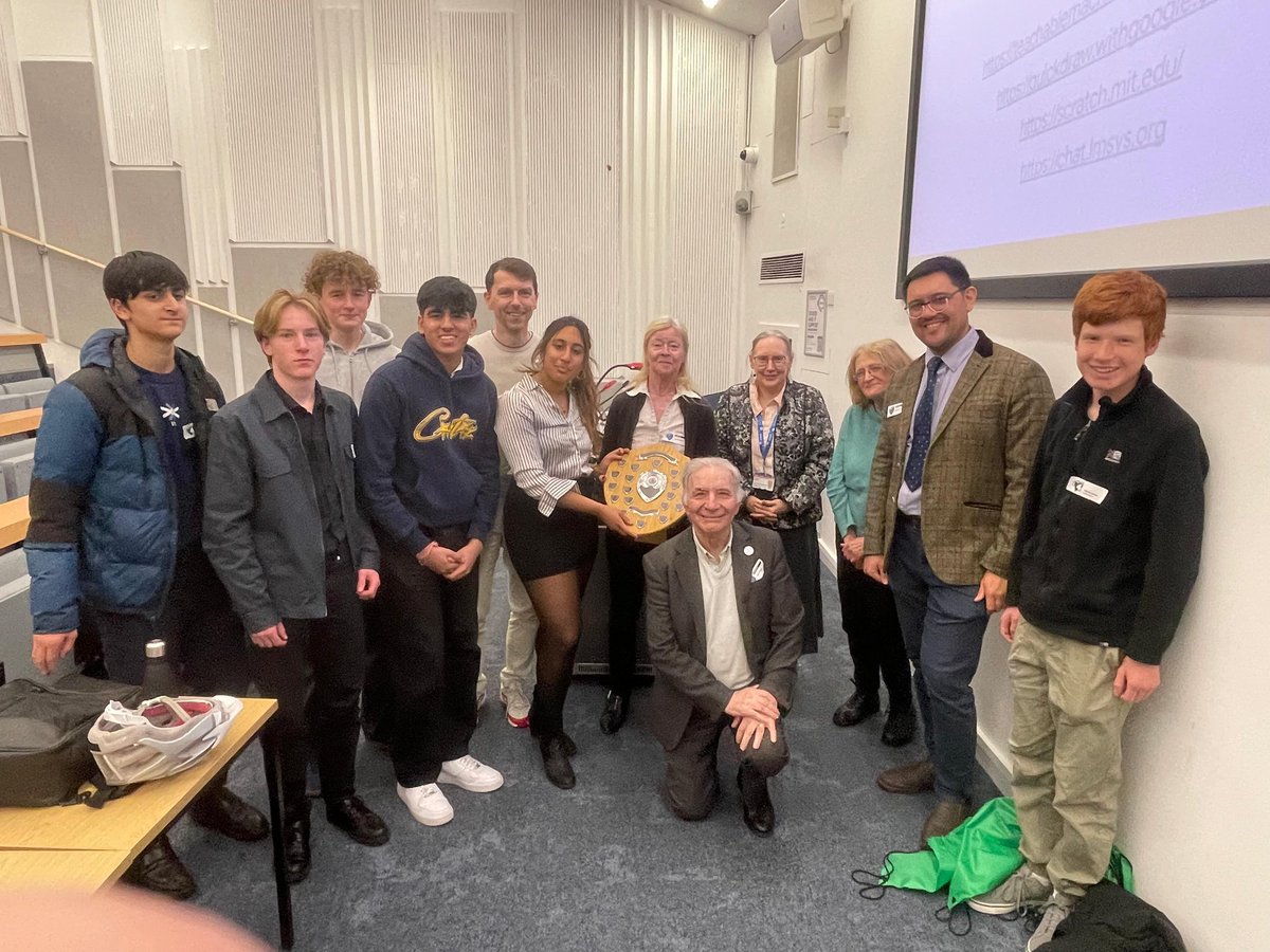 Congrats to the brilliant class from @MillHillSenior for winning the @LabMedNews shield for #Science4u Science for Experimentation with their #AI topic 👏👏👏👏👏