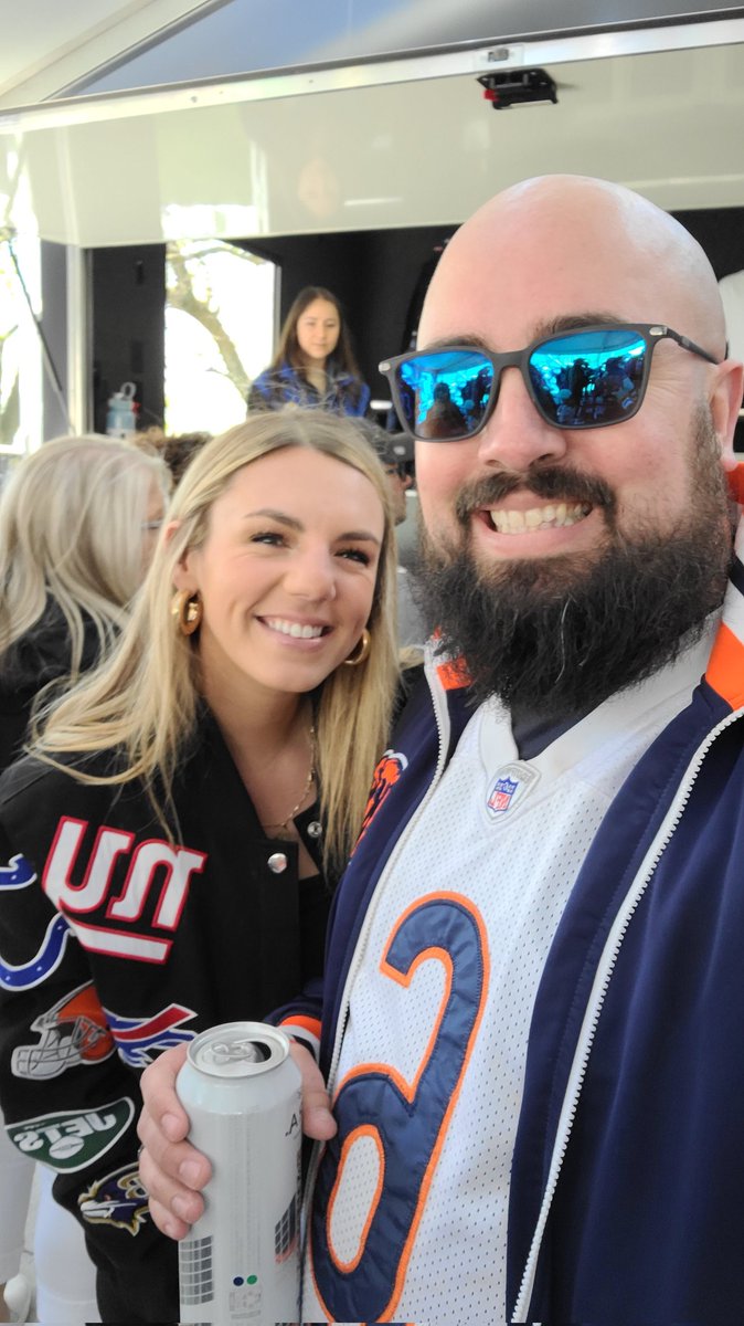 So crazy to meet @AnnieAgar within the first half hour of draft day here in Detroit. I really appreciate you taking the time to take a picture !