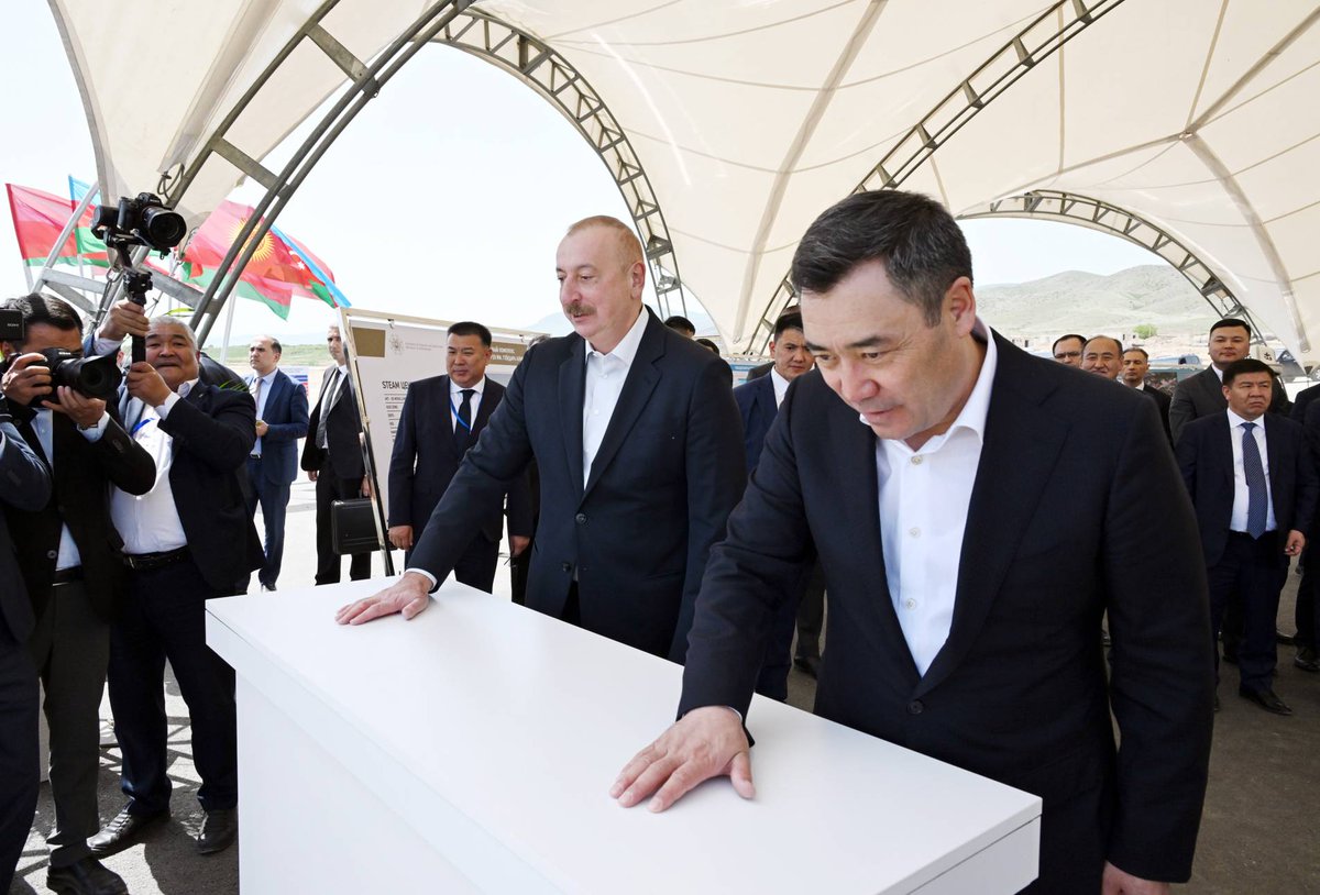 Azerbaycan Cumhurbaşkanı Aliyev ile Kırgızistan Cumhurbaşkanı Caparov, Ağdam'da Kırgızistan tarafından inşa edilecek okulun temelini attı.

trtavaz.com.tr/haber/tur/avra…