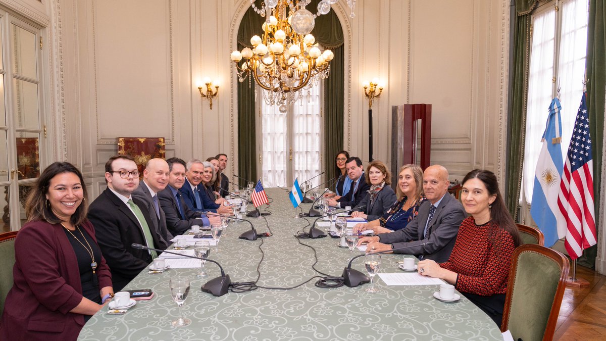 El embajador Stanley, funcionarios del Departamento de Estado y autoridades de @CancilleríaARG participaron hoy del segundo Diálogo Bilateral sobre Derechos Humanos entre EEUU y Argentina. 🇺🇸 y 🇦🇷 reafirmaron el compromiso compartido de defender la dignidad y los derechos de